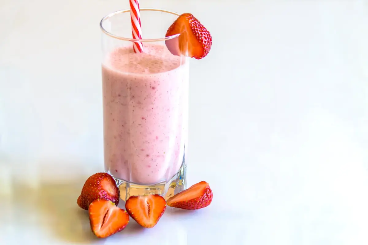 Delicious Banana-Free Strawberry Smoothie Recipe: Creamy Alternatives and Serving Tips